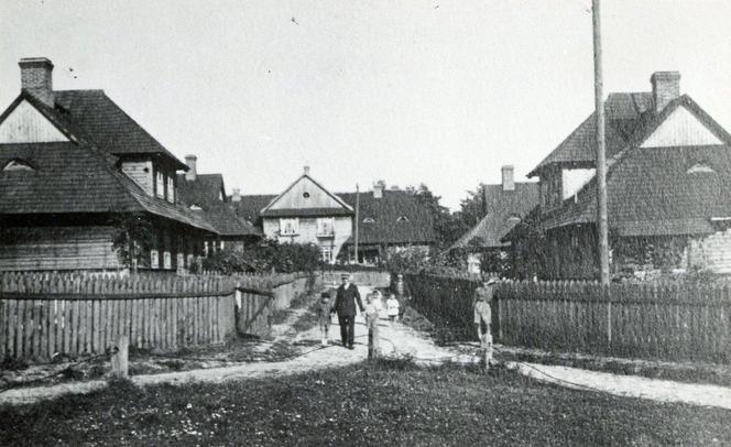 Starachowice: domy na Kolonii Urzędniczej, to zdjęcie i kolejne to również reprodukcje ze zdjęć archiwalnych, wykonane przez J. Siudowskiego