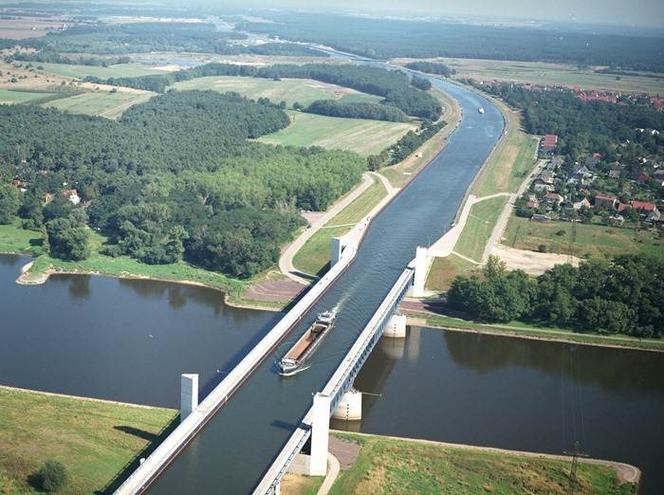 Magdeburg Water Bridge - ukończony w 2004 roku most wodny w Magdeburgu łaczy dwie wazne drogi wodne. 