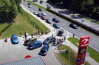 Samochody zablokowały wjazd na stację Orlen w Bielsku-Białej