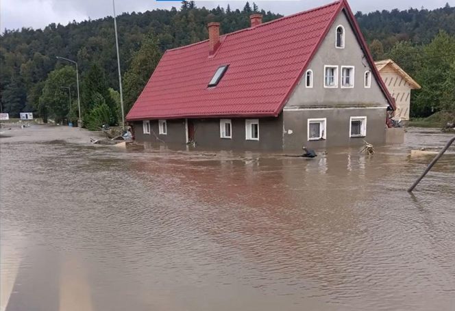 Bydgoscy policjanci pomagają mieszkańcom obszarów dotkniętych powodzią