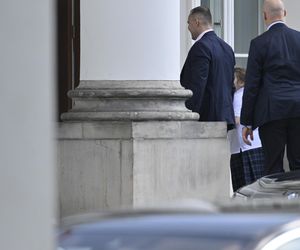 Karol Nawrocki który odbiera Kasię ze szkoły.