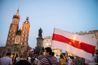 Manifestacja Białorusinów na rynku w Krakowie. Precz z Łukaszenką!