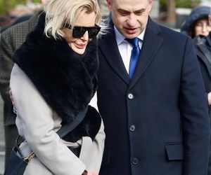 Joanna Racewicz ociera łzy przy grobie męża, pocieszyła ją Barbara Nowacka