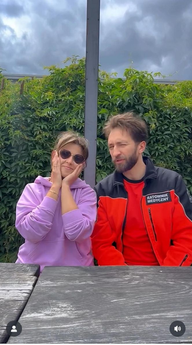 Na sygnale na planie. Piotrek (Dariusz Wieteska), Martyna (Monika Mazur)