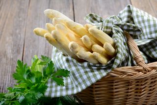 Gotowanie białych szparagów: 3 sposoby, jak perfekcyjnie ugotować szparagi białe 