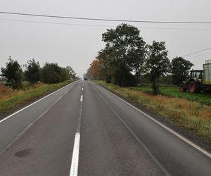 Bus wbił się w tył przyczepy traktora! O krok od tragedii na DK 62