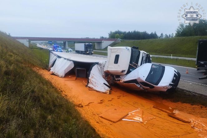 Wola Hankowska. Kraksa ciężarówki z busem na A1. Z tira wylał się potok czerwonej substancji