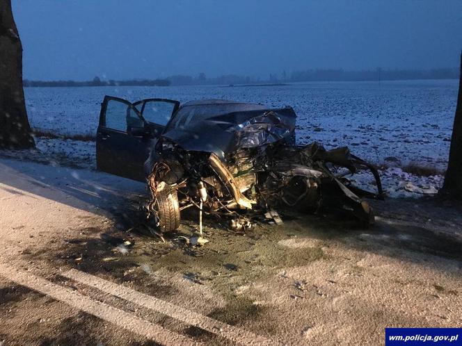 Wypadek na DW 507. Uderzył w drzewo, a potem w nadjeżdżające auto. 25-latek w szpitalu [ZDJĘCIA]