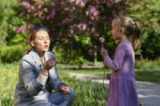 Joanna Moro wybrała się z córką na spacer. Te zdjęcia wyglądają uroczo!