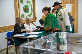 Górale głosują w jednym z lokali wyborczych w Poroninie