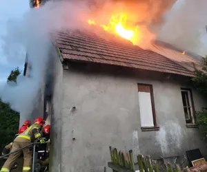 Tragiczny pożar w Dąbrowie Wielkiej koło Sieradza. Nie żyją trzy osoby