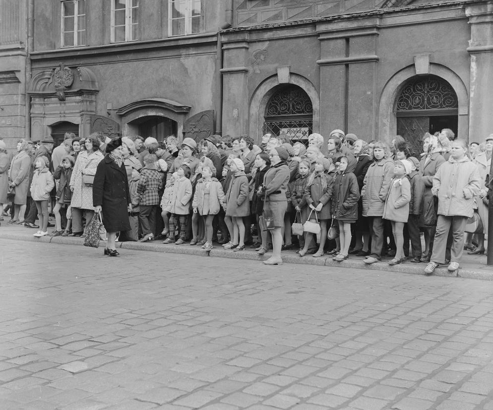 Grupa osób na Starym Rynku. Na drugim planie kamienice nr 41 i 42.