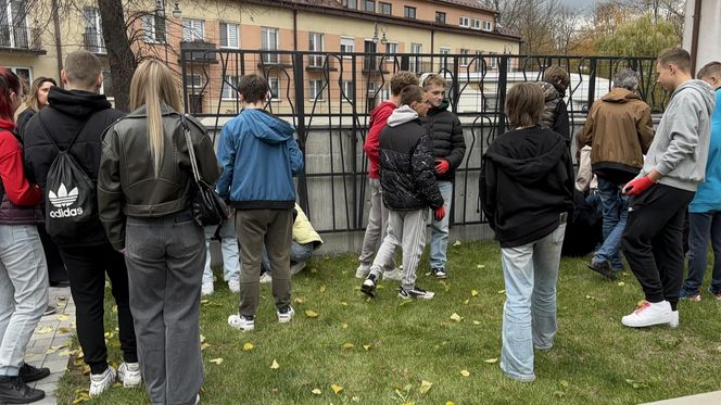 Uczniowie sadzili żonkile przy skwerze pamięci