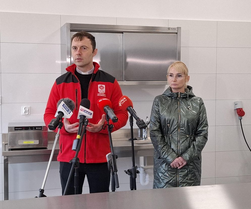 Ks. Łukasz Bikun, dyrektor CDKK i Dagmara Salomon-Grynia, koordynator projektu Poczta obiadowa.