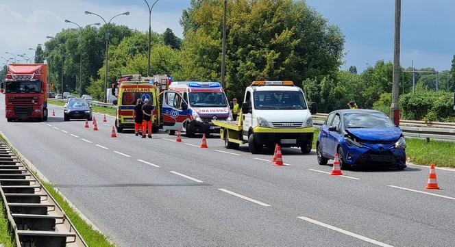 Wypadek na alei Krakowskiej w Raszynie. Dwa auta rozbite, trzy osoby ranne