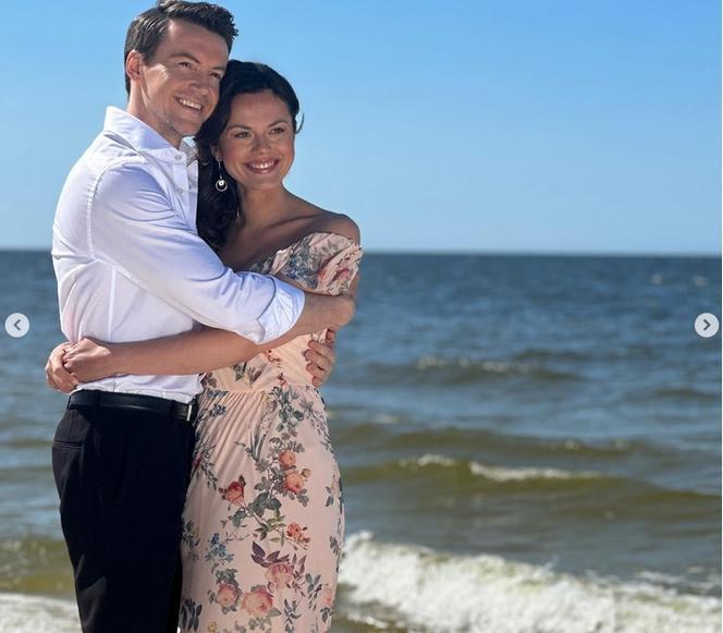M jak miłość po wakacjach 2023. Kasia (Paulina Lasota), Jakub Karski (Krzysztof Kwiatkowski) na planie