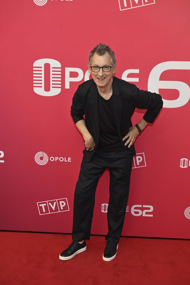 Konferencja prasowa 62. edycji Krajowego Festiwalu Polskiej Piosenki w Opolu. Tłum gwiazd na czerwonym dywanie