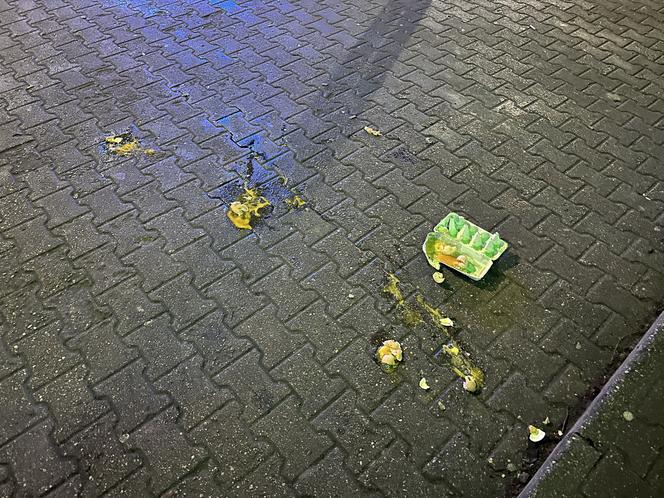 Pijacka zadyma we Włochach, nieprzytomny leżał na ulicy. W ruch poszły jajka