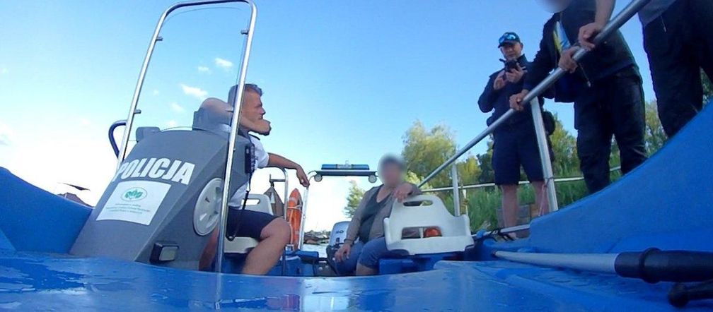 Policjanci pomogli załodze wywróconej żaglówki