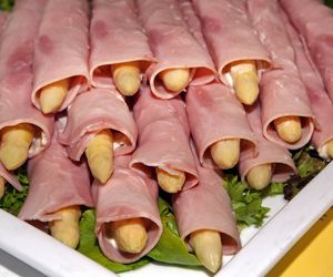 Szparagi w szynce - pyszna przekąska ze szparagów świeżych lub ze słoika otulonych szynką