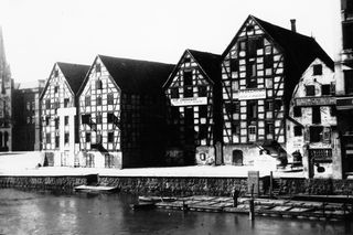 Tak wyglądały spichrze nad Brdą w Bydgoszczy przed pożarem w 1960 roku. Ogień strawił doszczętnie dwa z nich