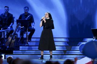 Zrzuciła habit i zaczęła śpiewać. Zyskała sławę w popularnym programie. Ale metamorfoza!