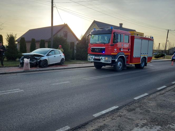 Wypadek w Ambrożowie! Zderzyły się trzy auta, ruch odbywa się wahadłowo