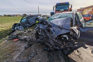 Dramat na drodze! Roztrzaskane auta po czołowym zderzeniu. Wśród rannych jest dziecko