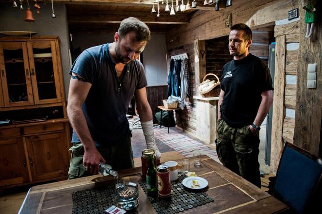 Wataha odc. 1. Adam „Grzywa” Grzywaczewski (Bartłomiej Topa), Wiktor Rebrow (Leszek Lichota)