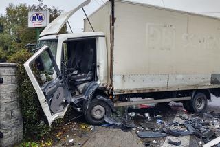 Wypadek w Stróżach. Dostawczak staranowany przez ciężarówkę