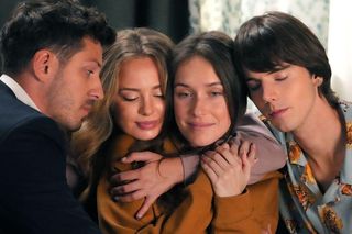 	Barwy szczęścia odc. 3140. Madzia (Natalia Sierzputkowska), Wiktor (Grzegorz Kestranek),Justin (Jasper Sołtysiewicz),Oliwka (Wiktoria Gąsiewska)