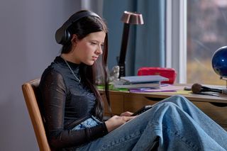 Anka zacznie rodzić, a Julka skorzysta z okazji i wymknie się na imprezę, gdzie upije się niemal do nieprzytomności.