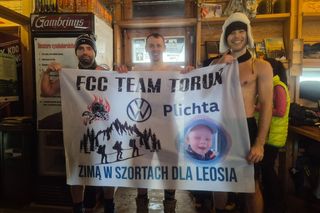 Za oknami zima, a oni w szortach weszli na Śnieżkę. Tak pomagają 2-letniemu Leosiowi