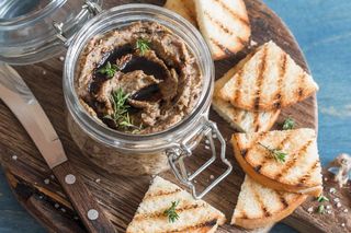 Nie tuńczyk, nie awokado. Najlepszą domową pastę jajeczną robię z tym aromatycznym składnikiem 
