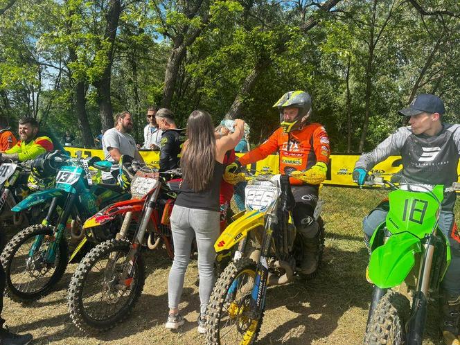 Ostre ściganie na torze w Strykowie. Inauguracja Pucharu Polski z udziałem Motocrossu Zaborowo z Leszna