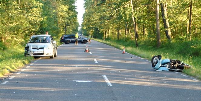 Prusicko Rzędowie. Motocyklista skręcał, 20-latek wyprzedzał osobówką. Doszło do koszmarnego wypadku