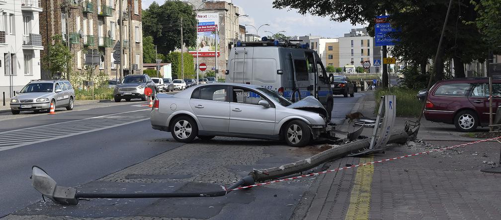 Opel uderzył w latarnię. Kierowcę wyciągali strażacy