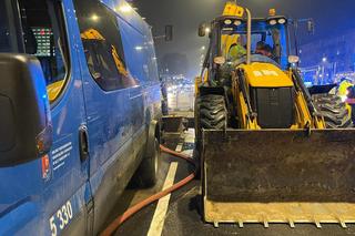 Gigantyczne utrudnienia na Pradze! Woda podmyła jezdnię na Grochowskiej. Policjanci kierują ruchem	