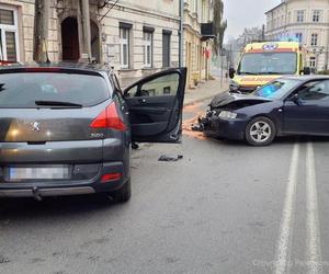 Śmiertelny wypadek w Piotrkowie Trybunalskim. Nie żyje kierowca peugeota [ZDJĘCIA].