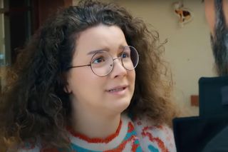 Porywacz Zeynep, Ragip, zjawi się w domu Bulenta i zagrozi, że wplącze Melis w przestępstwo.