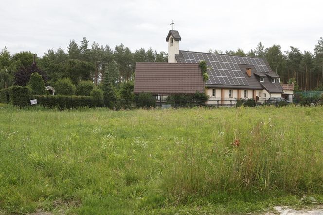 Zbrodnia pod Grójcem. Ksiądz przyznał się do zabójstwa. Policja przeszukała plebanię [ZDJĘCIA]. Kontener: Warszawa