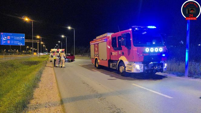 Czołowe zderzenie motocyklisty i osobówki. Ranny mężczyzna w szpitalu