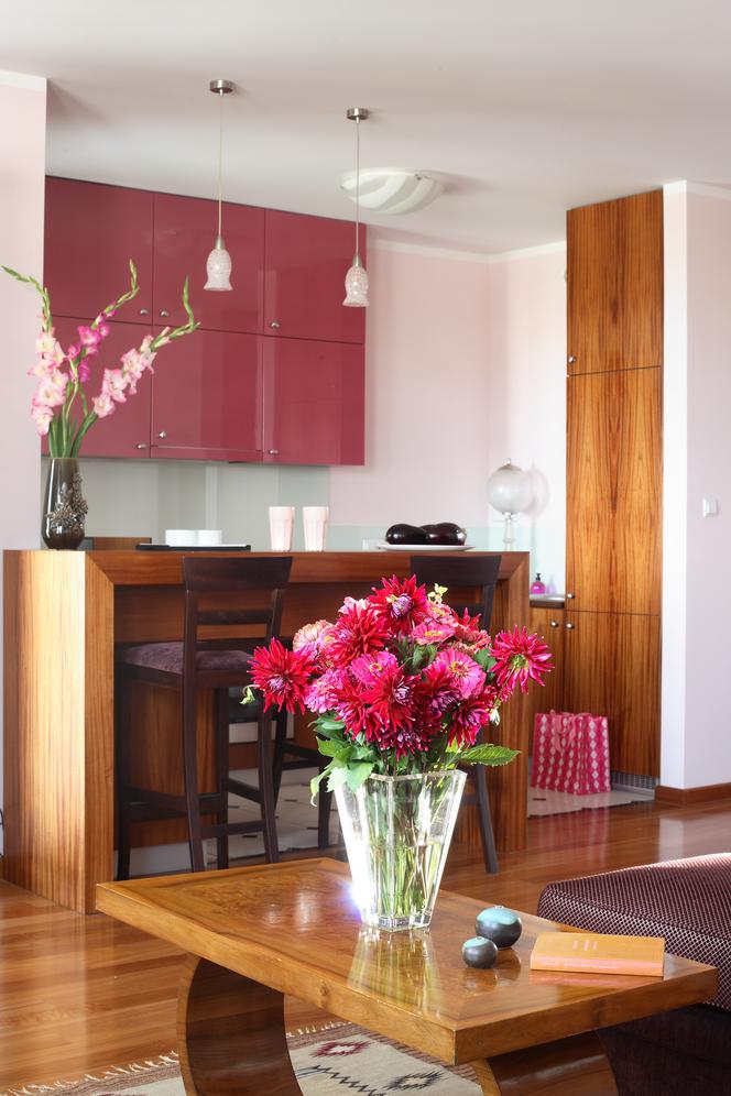Różowy kolor w salonie z kuchnią