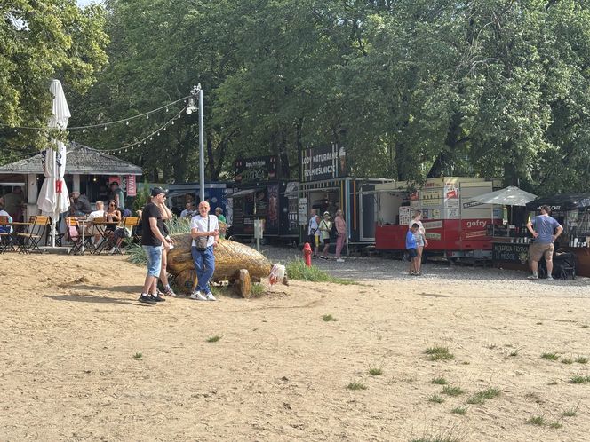 Wakacyjny patrol Eska Summer City na olsztyńskiej Plaży Miejskiej