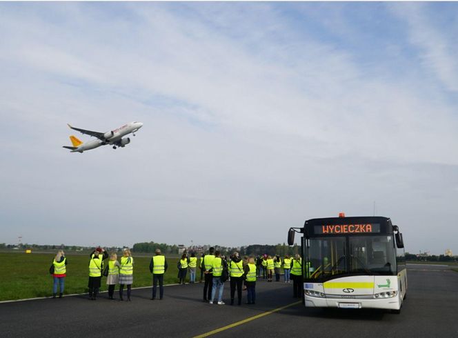 Port Lotnicyz w Bydgoszczy organizuje płatne zwiedzania. Do wyboru są wycieczki po lotnisku w trzech różnych cenach   