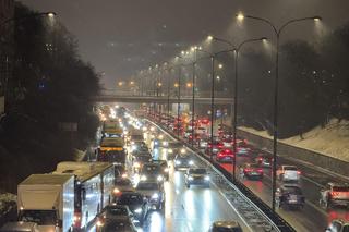 Totalny paraliż Warszawy. Gigantyczne opóźnienia autobusów i tramwajów, kierowcy w korkach
