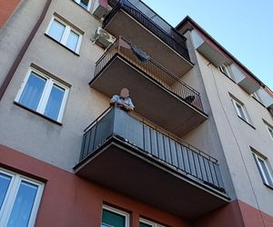 Niewiarygodne! 22-latek skoczył z drugiego piętra i uciekł do mieszkania. Co się stało w Siedlcach?