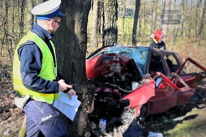 Tragiczny wypadek w Bytomiu. Samochód uderzył w drzewo