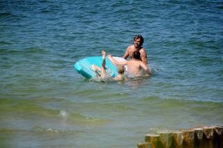 Olivier Janiak jak David Hasselhoff na plaży nad Bałtykiem