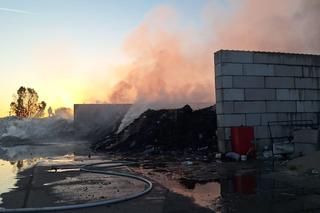 Ogromny pożar na terenie zakładu recyklingu odpadów w Rawiczu